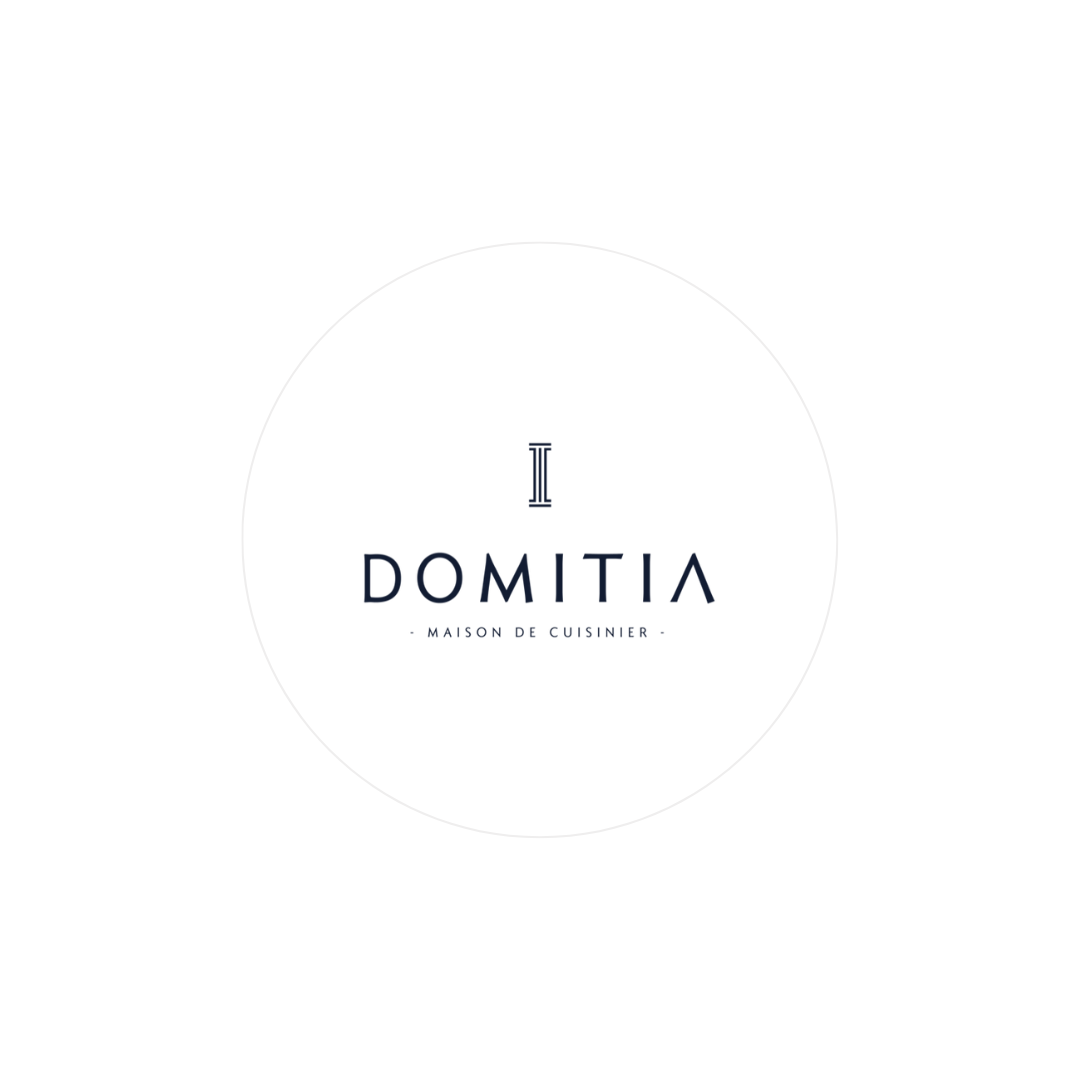Logo officiel de Domitia Logo de la boulangerie D'ICI, avec typographie élégante et une illustration d'épi de blé stylisé dans la lettre "D".